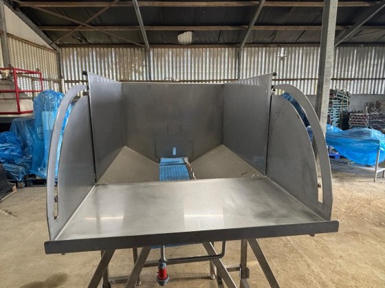 Conveyor with feeder hopper Pic 05